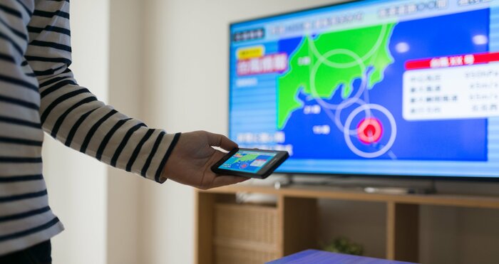 テレビやスマートフォンなどで天気予報を確認