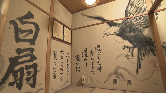 壁一面に迫力あるこーたさんとPoriさんの絵が完成