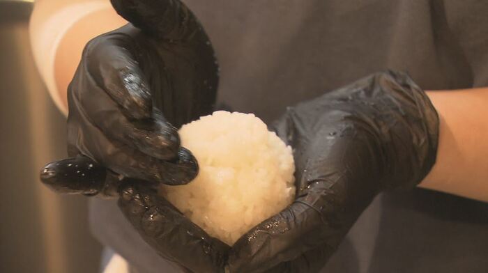 ふっくらと仕上がるよう、両手で2、3回転