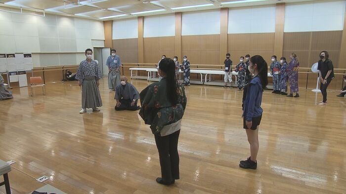 稽古を重ねる出演者たち