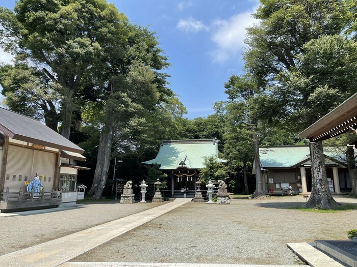 神社本殿 パンダ宮司のパネルも見える(出典:有鹿神社)