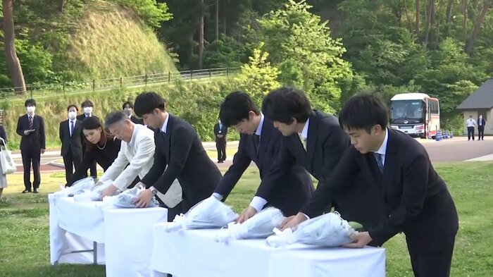 震災犠牲者に献花する藤井六冠ら(岩手・宮古市日立浜町)