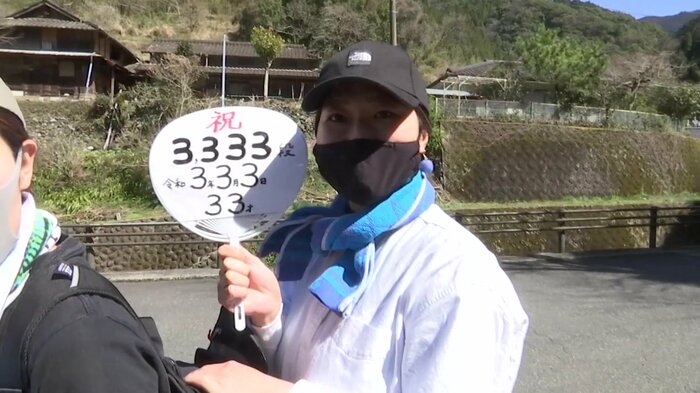 3月3日が誕生日で33歳、3333段の石段を3人で
