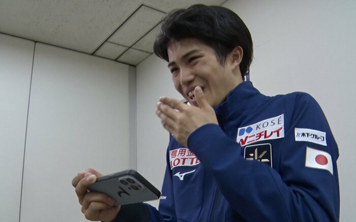スマホでスコアを確認して喜ぶ垣内