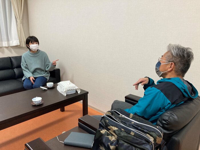 施設担当者にヒアリングする「チャイボラ」代表の大山遥さん(左)