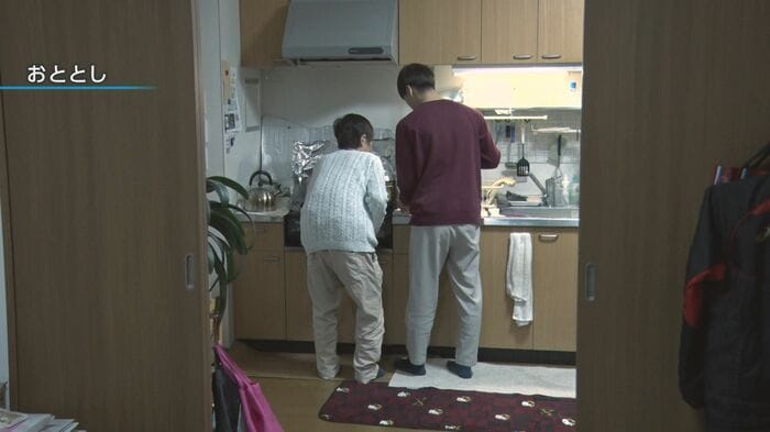 ２人で台所に立って夕食の準備