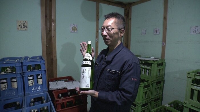 幻の酒米「亀の尾」を使って仕込んだ純米吟醸酒『亀の舞』を手にする喜久水酒造の杜氏・平澤喜一郎さん