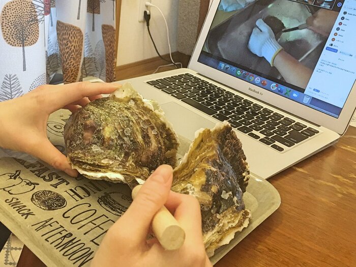 画面越しに参加者全員で岩牡蠣の開け方をレクチャー