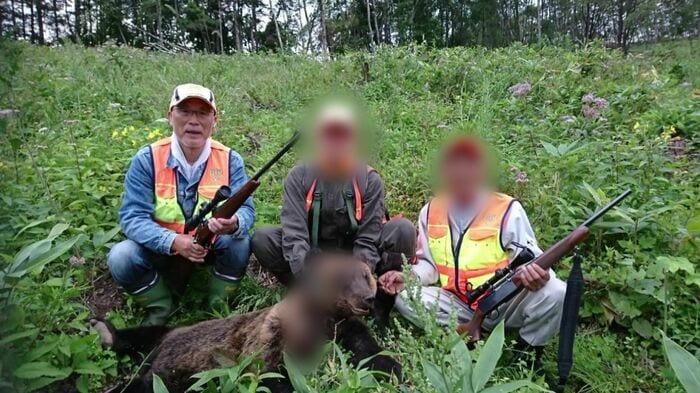 猟友会の狩猟仲間と写真に写る池上さん（提供：池上治男さん）