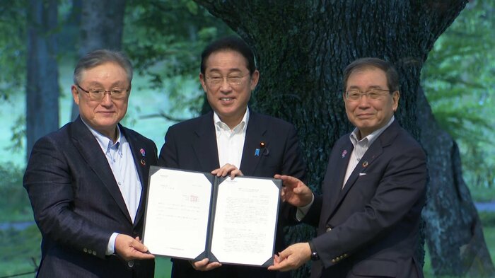 岸田首相に「軽井沢宣言」が手渡された(7月19日)