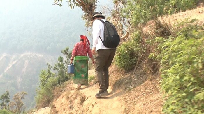 今にも落ちそうな細い山道を歩く