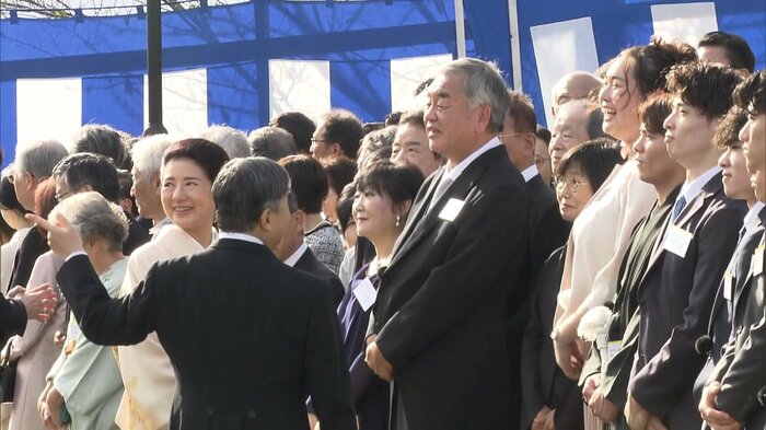 池を指さす天皇陛下と、意図をくんで笑顔になる北口選手