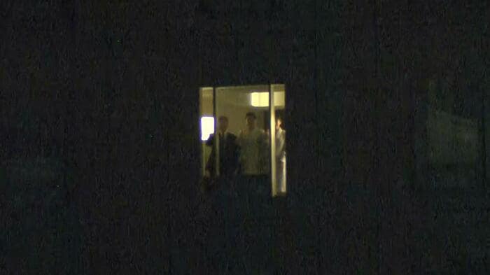提灯奉迎に 手を振って応えられる天皇ご一家