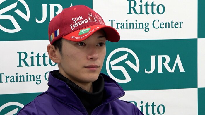 共同会見を行う坂井瑠星騎手