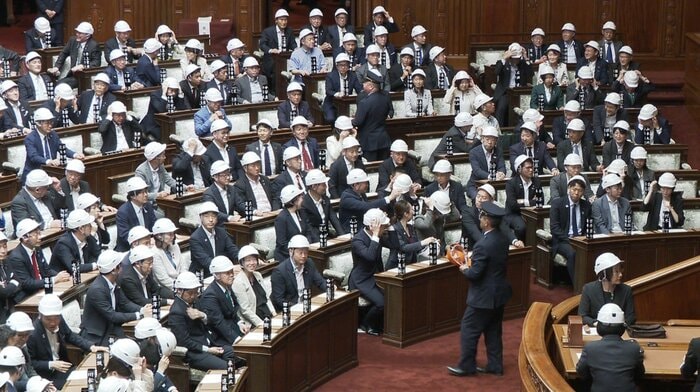 議長の呼びかけに応じて防災ヘルメットを着用した議員たち
