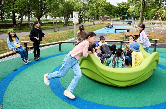 回転したり、乗ったりして楽しむ「オムニスピナー」