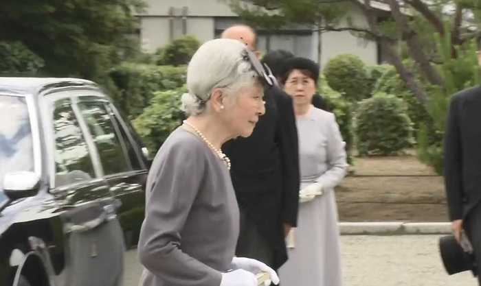 上皇ご夫妻退位報告の旅 美智子さま手すりにつかまり階段を…