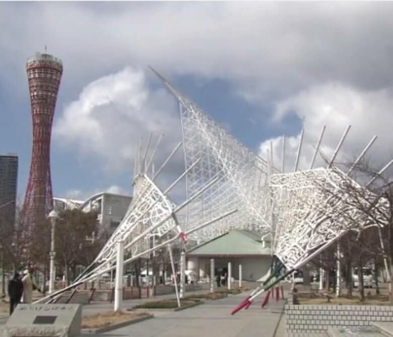 震災復興の象徴「ルミナリエ」　設営中の一部が強い風にあおられて倒れる　兵庫南部には午前から強風注意報　神戸市・メリケンパーク｜FNNプライムオンライン