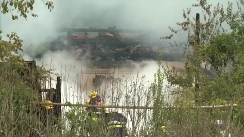 住宅と牛舎と蔵の3棟全焼…安来市伯太町で発生した火事は約6時間後に鎮火　けが人なし（島根）｜FNNプライムオンライン