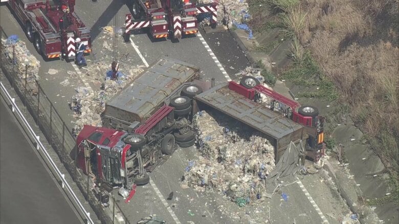 新東名で産業廃棄物積んだトレーラー横転　片側2車線完全にふさぐ…数十メートルにわたり鉄くずなど散乱　愛知・岡崎市｜FNNプライムオンライン