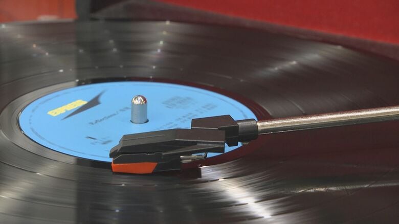 むかし懐かしい“あの日々”が蘇る  スピーカーから流れる柔らかな音色 アナログレコードに針を落とす『昭和の日』 【福岡発】｜FNNプライムオンライン