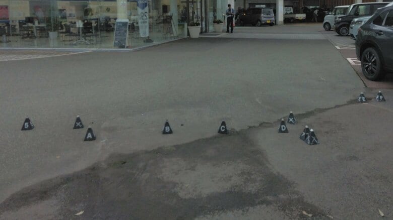 70代女性運転の車が展示車両に衝突…自動車販売店で車3台が絡む事故　アクセルとブレーキを踏み間違えた可能性　40代男性従業員が軽傷　長野｜FNNプライムオンライン