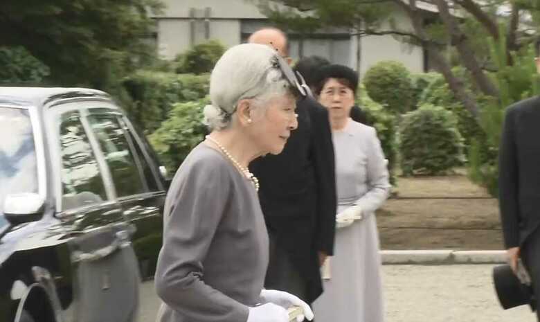 上皇ご夫妻退位報告の旅　美智子さま手すりにつかまり階段を…｜FNNプライムオンライン