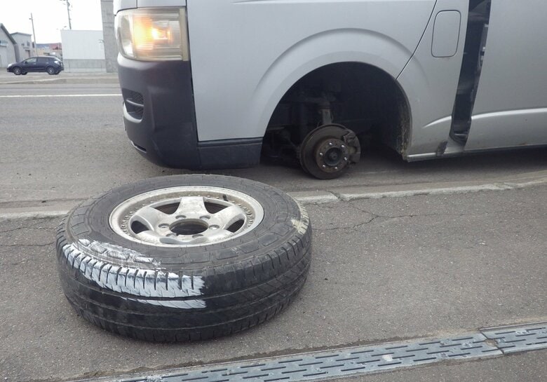 【タイヤ脱落衝突】走行中のワンボックス車からタイヤがはずれて建物や他の車に激突…ケガ人なし…夏タイヤへの交換ピーク迎えるなか警察が点検呼びかけ＜北海道名寄市＞｜FNNプライムオンライン