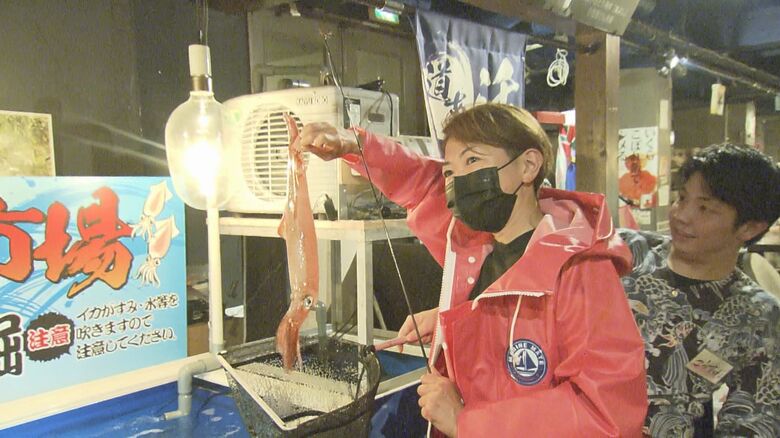 名古屋の真ん中で「イカ釣り体験」…釣ったらお造りや天ぷらに　飲食店の新サービスが予約が必要なほどの人気に｜FNNプライムオンライン