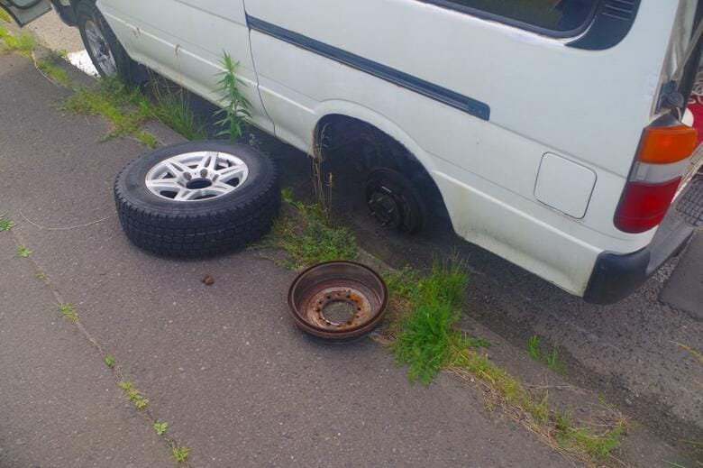 走行中のワンボックスカーの左後タイヤ脱輪…約150メートル転がる「原因はナットのゆるみ」ケガ人なし＜北海道北広島市＞｜FNNプライムオンライン