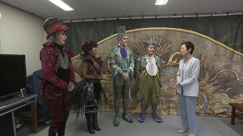 「アレグリア」出演者と歓談される久子さま