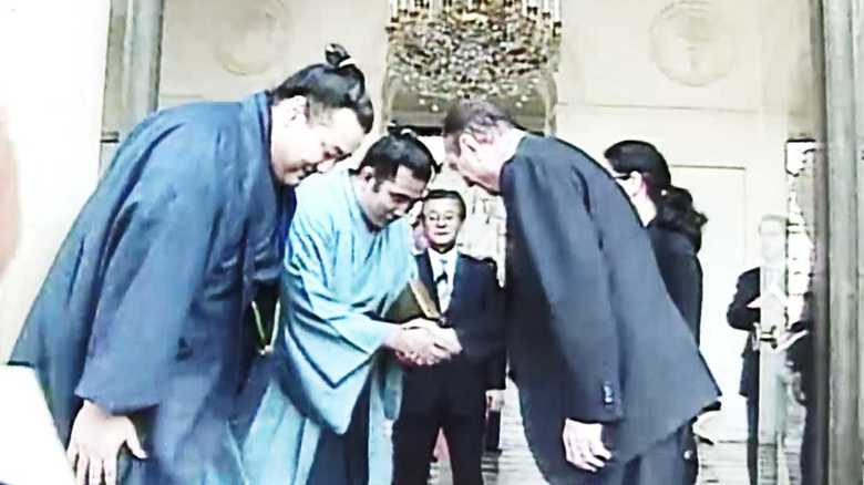 力士たちと日本式のお辞儀で挨拶をするシラク大統領