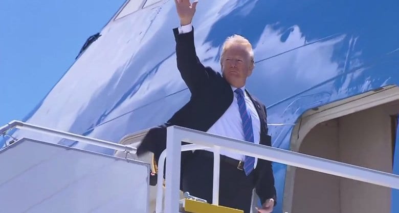 エアフォースワンに乗り込むトランプ大統領(2020年)