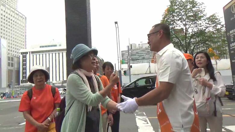 街頭で支援へのお礼を述べ再起を誓った