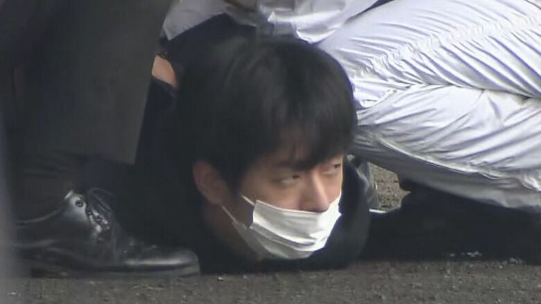 事件現場で取り押さえられた木村被告