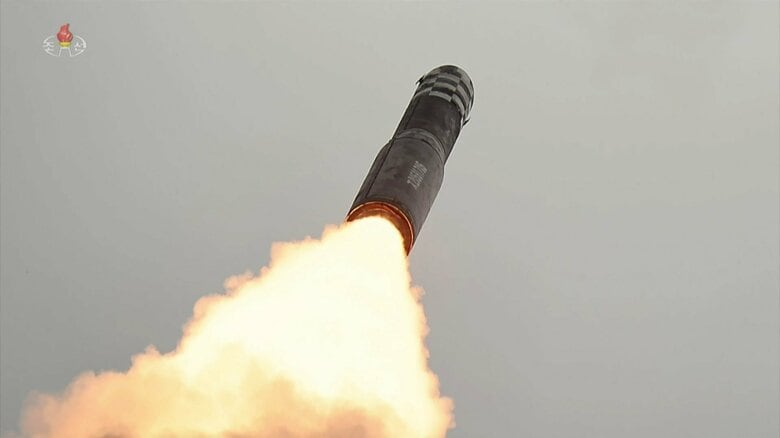 上昇する「火星18型大陸間弾道ミサイル」。噴射炎が広がって見えるのは個体推進剤使用のためか？（朝鮮中央テレビ・2023年7月13日）
