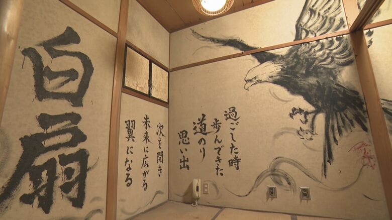 壁一面に迫力あるこーたさんとPoriさんの絵が完成