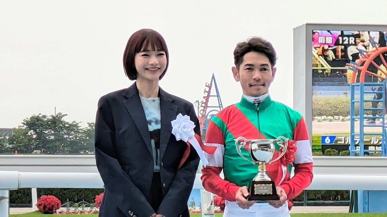 函館スプリントステークス勝利ジョッキーの戸崎圭太騎手と見上愛さん