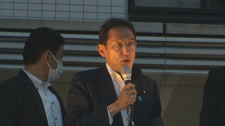 演説をする岸田総理と周囲を警戒するSP