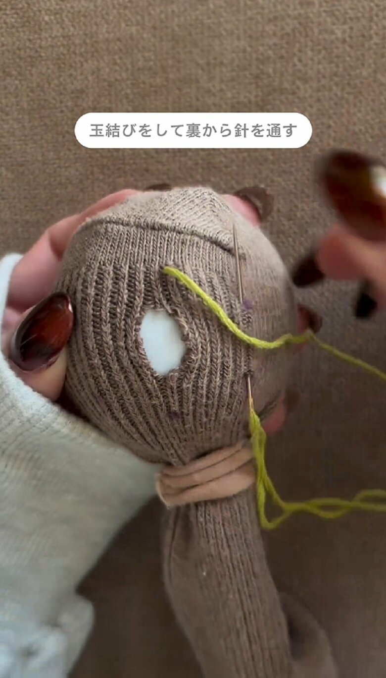 印の点に通して、糸を出した所から1個空けた印に通す