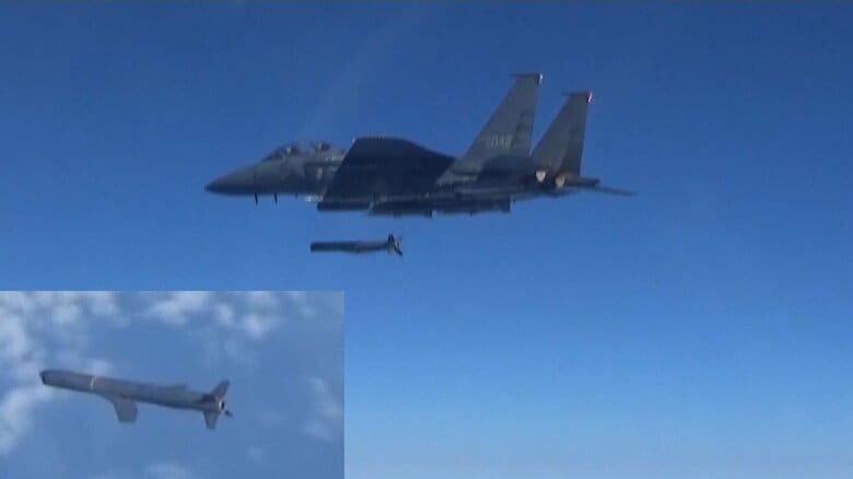 SLAM-ER空対地巡航ミサイルを発射する韓国空軍F-15Kスラムイーグル戦闘攻撃機。ミサイルは北方限界線(NLL)を越えた。