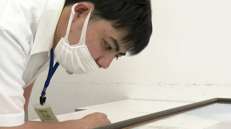 調査を行う小松さん