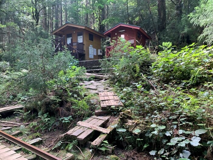 トイレには設置したスポンサー企業名