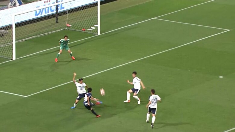 ファーサイドに強烈なシュートを決める中村