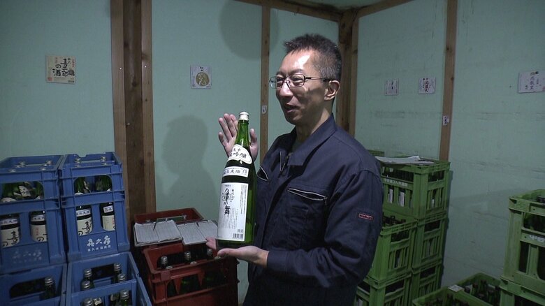 幻の酒米「亀の尾」を使って仕込んだ純米吟醸酒『亀の舞』を手にする喜久水酒造の杜氏・平澤喜一郎さん