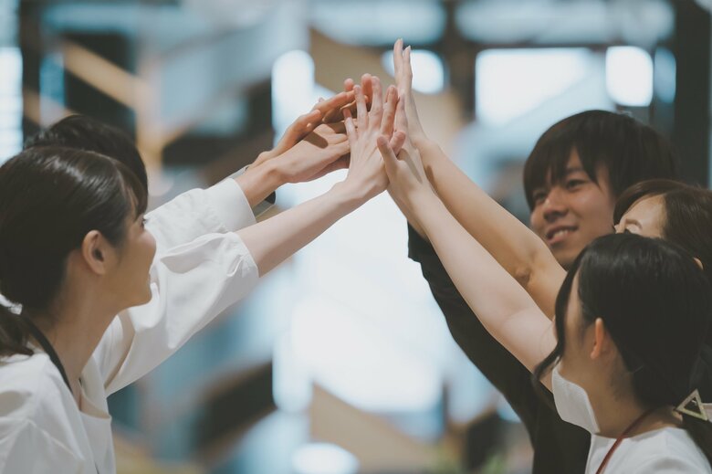 「なれあい」のチームでは成果があがらない（画像：イメージ）