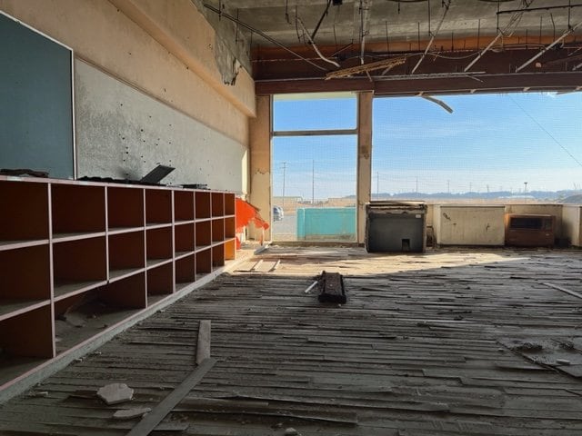 請戸小学校の中は津波の爪痕が生々しく残る