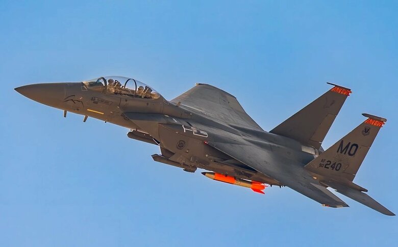 資料：B61核爆弾の模擬弾を懸架したF-15Eストライクイーグル戦闘攻撃機(米国防総省公式画像)