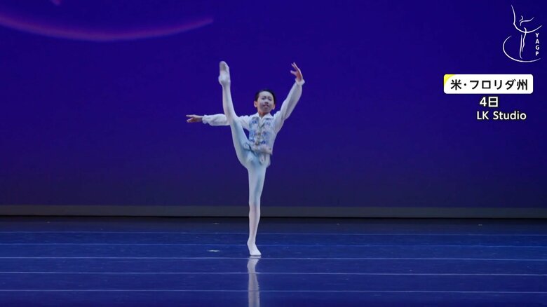 舞台上で片足を上げるポーズを決める三苫心嗣くん