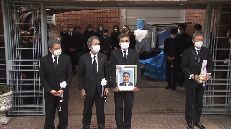 棺は、石原氏の4人の息子らの手で運び出された